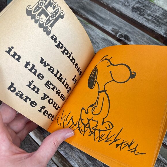VINTAGE CHARLES SCHULZ MINI BOOK HAPPINESS IS A WARM PUPPY 🐶 FIRST EDITION 1970 - Picture 10 of 14